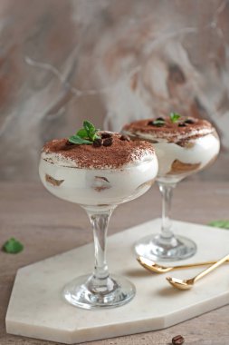 Gri masada lezzetli tiramisu