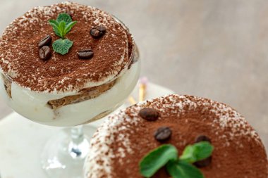 Lezzetli tiramisu masada, closeup