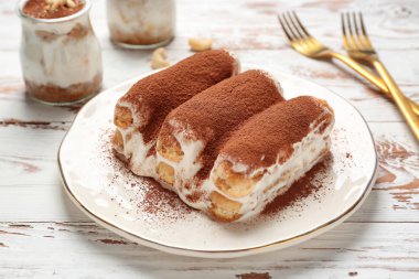 Beyaz ahşap masa üzerinde lezzetli tiramisu