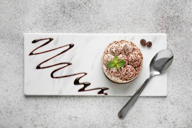 Gri masada lezzetli tiramisu