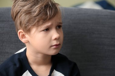 Üzgün küçük çocuk kapalı