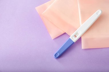 Negatif gebelik testi ve renk arka plan üzerinde adet pedleri