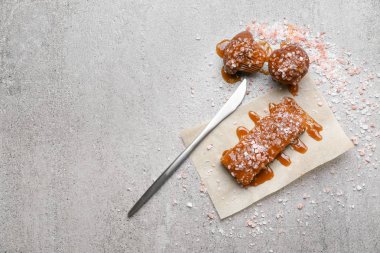 Gri masada muffins ile lezzetli tuzlu karamel şeker