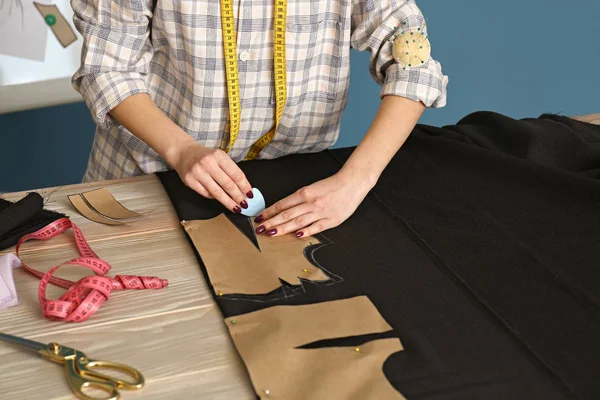 Female tailor working with sewing patterns in atelier — Stock Photo, Image