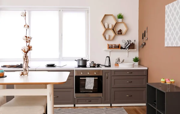 Modern interieur van keuken met stijlvol meubilair — Stockfoto