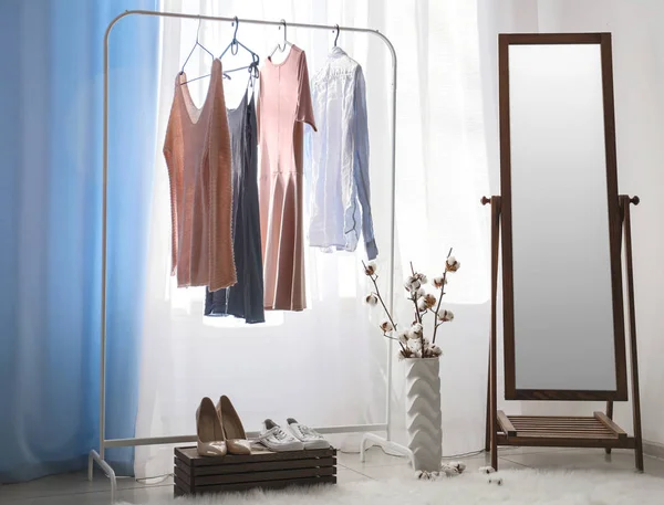 Großer Spiegel mit weiblicher Kleidung im Inneren des Zimmers — Stockfoto