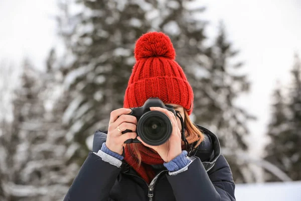 Female photographer at resort on winter day — Stock Photo, Image