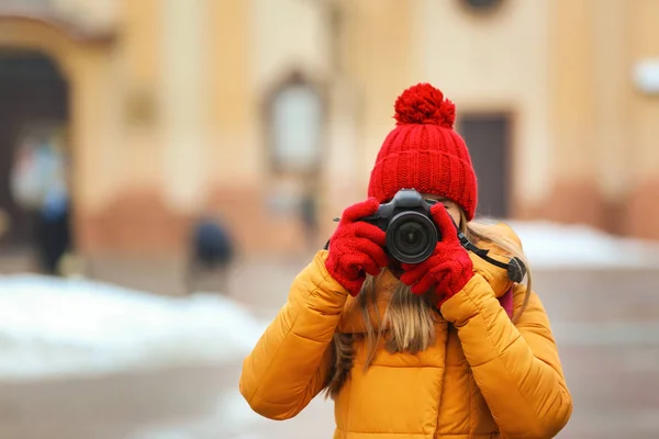 Young female photographer outdoors on winter day — Stock Photo, Image