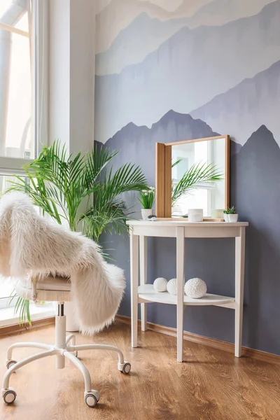 Table with big mirror near grey wall in room — Stock Photo, Image