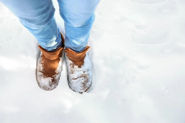 Legs of woman on snow — Stock Photo, Image