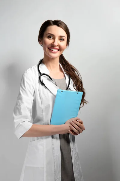 Médica feminina em fundo claro — Fotografia de Stock