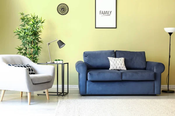 Современный интерьер гостиной с удобной мебелью — стоковое фото