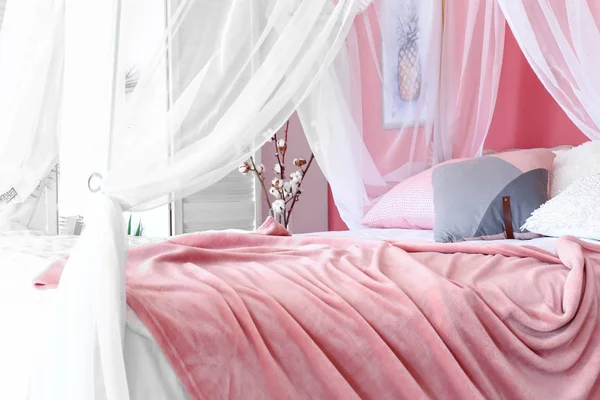 Большая мягкая кровать в интерьере комнаты — стоковое фото