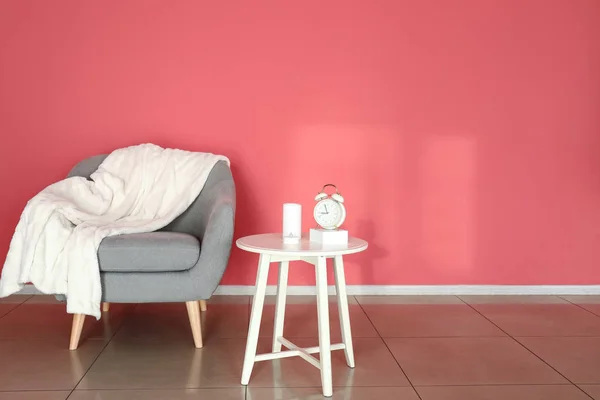 部屋の内部の色の壁の近くのテーブルが付いている柔らかい肘掛け椅子 — ストック写真