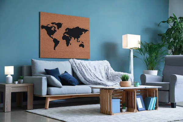 Интерьер красивой комнаты с картой мира — стоковое фото