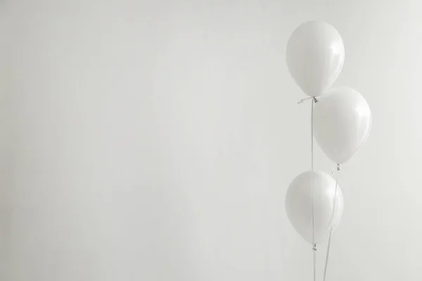 Witte luchtballonnen op lichte achtergrond — Stockfoto