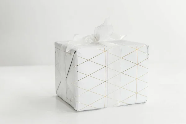 Geschenkbox auf weißem Tisch — Stockfoto