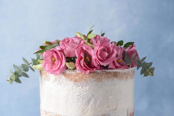 Sweet cake with floral decor on color background — Stock Photo, Image