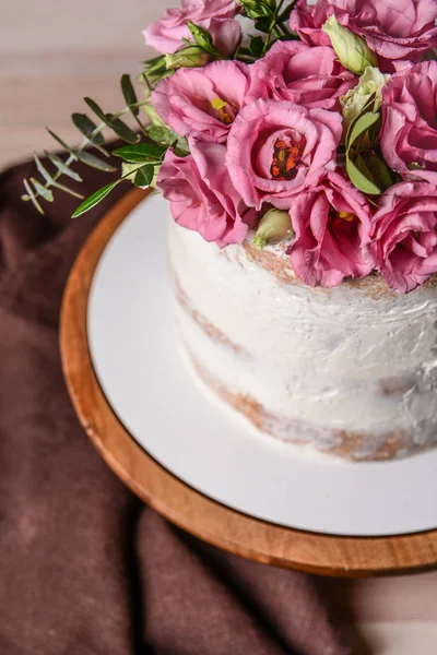 Sweet cake with floral decor on table, closeup — Stock Photo, Image