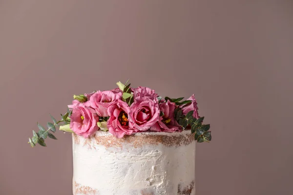 Sweet cake with floral decor on color background — Stock Photo, Image