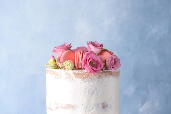 Bolo doce com decoração floral sobre fundo de cor — Fotografia de Stock