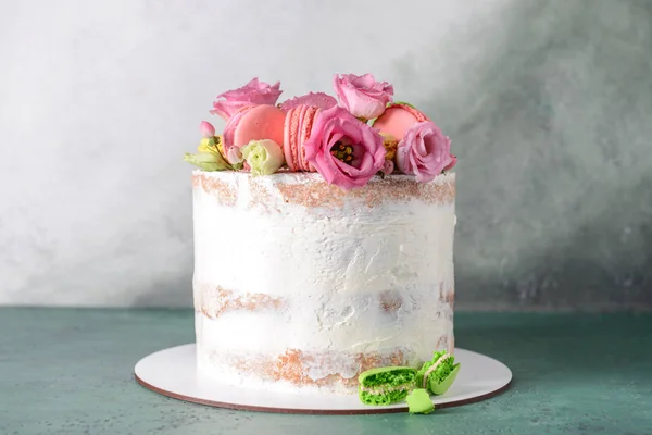 Sweet cake with floral decor on table — Stock Photo, Image