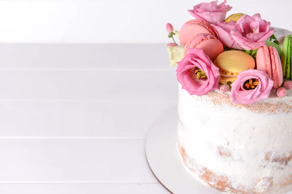 Zoete taart met florale decor op tafel — Stockfoto