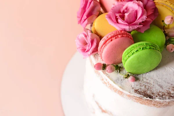 甜蜜的蛋糕与花卉装饰的颜色背景, 特写镜头 — 图库照片
