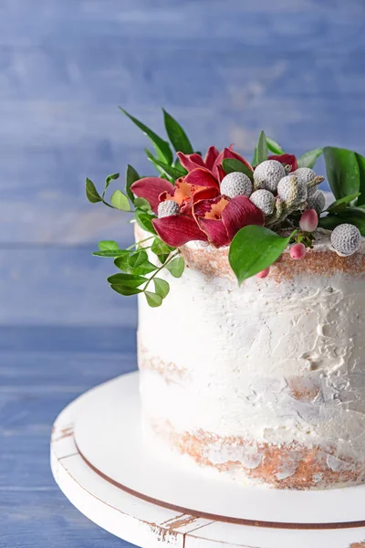 Ahşap masa üzerinde çiçek dekorlu tatlı pasta — Stok fotoğraf
