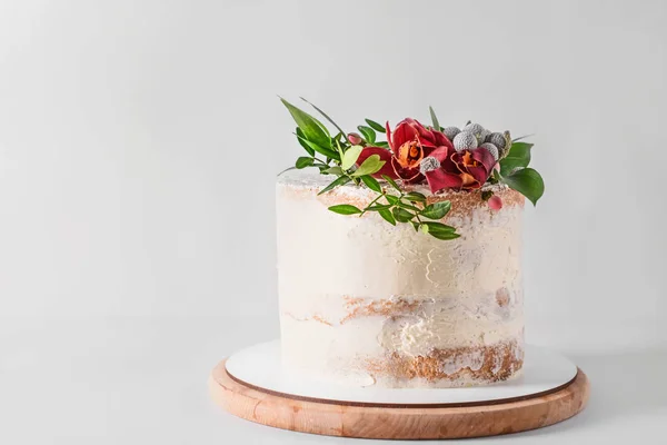 在浅色背景上拥有花卉装饰的甜蛋糕 — 图库照片