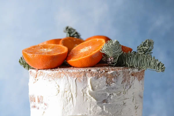 Sweet Christmas cake on color background, closeup — Stock Photo, Image