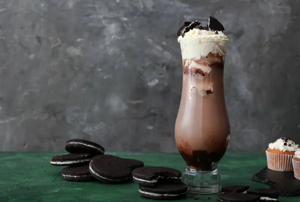 Vidro com saborosa sobremesa de chocolate e biscoitos na mesa de cores — Fotografia de Stock