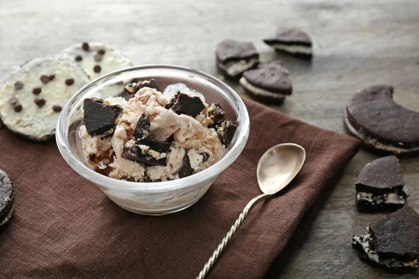 Bol avec dessert au chocolat savoureux et biscuits sur table en bois — Photo