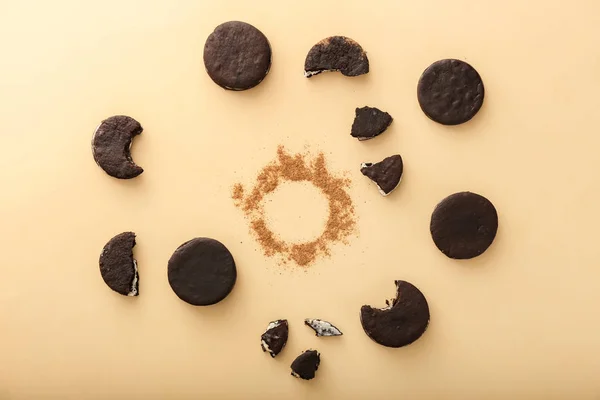 Chutné čokoládové cookies na barvu pozadí — Stock fotografie