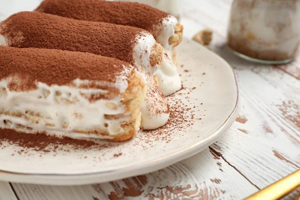 Gustoso tiramisù su tavolo di legno bianco — Foto Stock