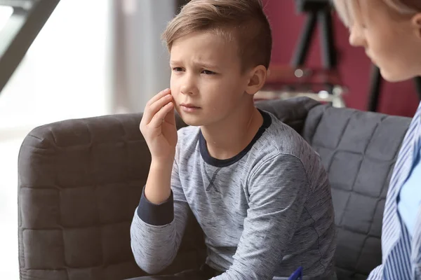 Kvinnlig psykolog som arbetar med upprörd liten pojke i Office — Stockfoto