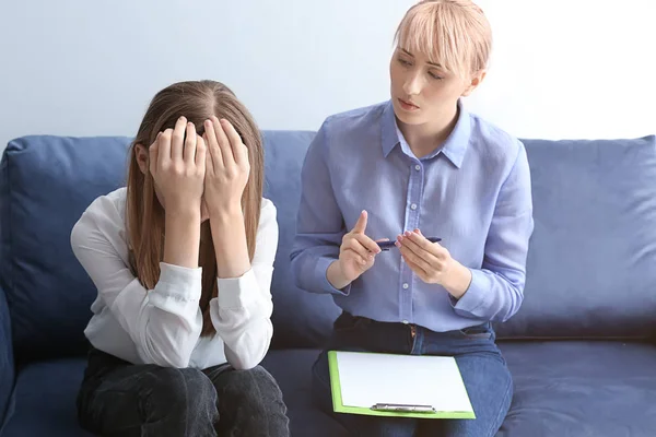 Psicóloga femenina trabajando con una adolescente triste en la oficina — Foto de Stock