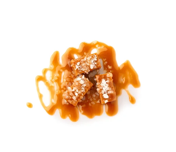 Välsmakande salta karamellgodis på vit bakgrund — Stockfoto