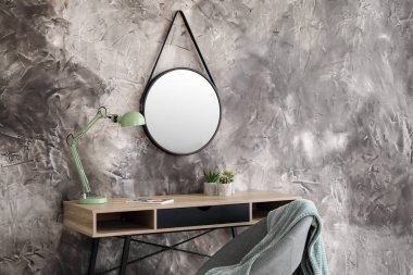 Tablo ve ayna ile modern oda içi