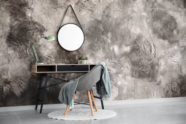 Tablo ve ayna ile modern oda içi