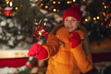 Kış akşamı dışarıda maytaplı bir kadın.