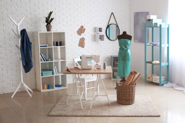 Terzi dikiş makinesi atölye ile şık işyeri