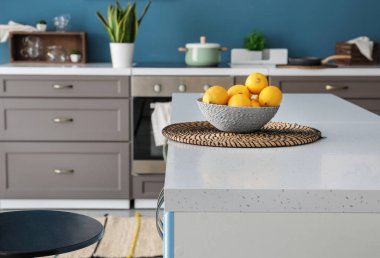 Modern mutfağın iç masada taze limon ile Bowl