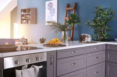 Modern mutfağın iç mimarisi.