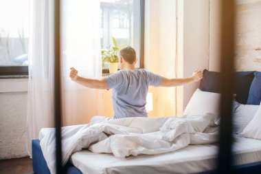 Olgun adam evde sabah