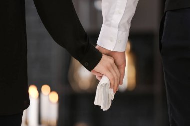 Birkaç cenazede akrabalarının sonra pining