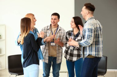 Grup terapi seansı insanlara