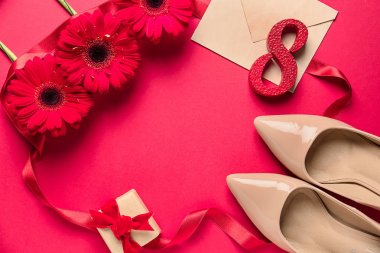 Renkli arka planda Dünya Kadınlar Günü için şenlikli kompozisyon