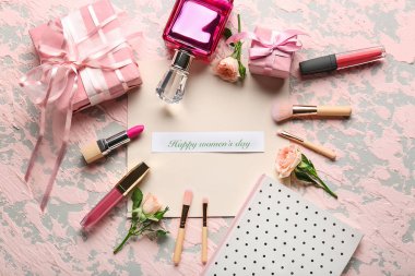 Renk arka plan üzerinde Dünya Kadınlar Günü için tebrik kartı