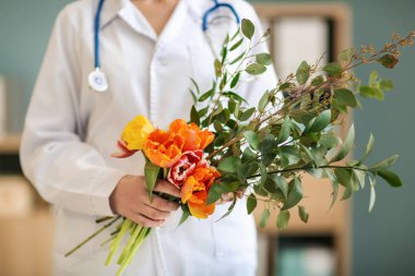 Klinikte güzel çiçek buketi ile Kadın doktor